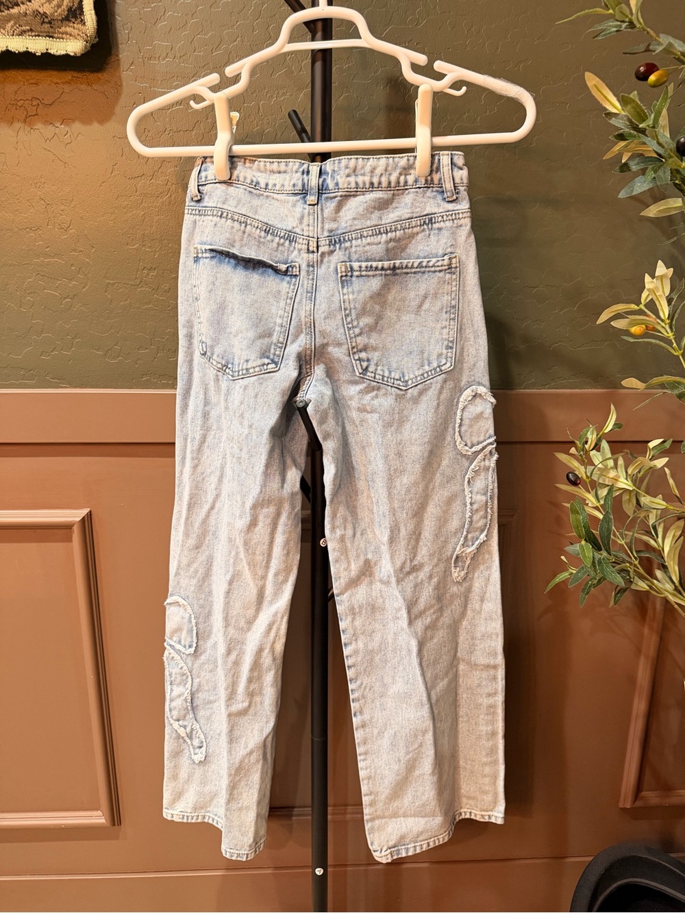 Straight-Leg Light Blue Women’s Jeans with Bow Stitch Detail - Picture 3 of 6